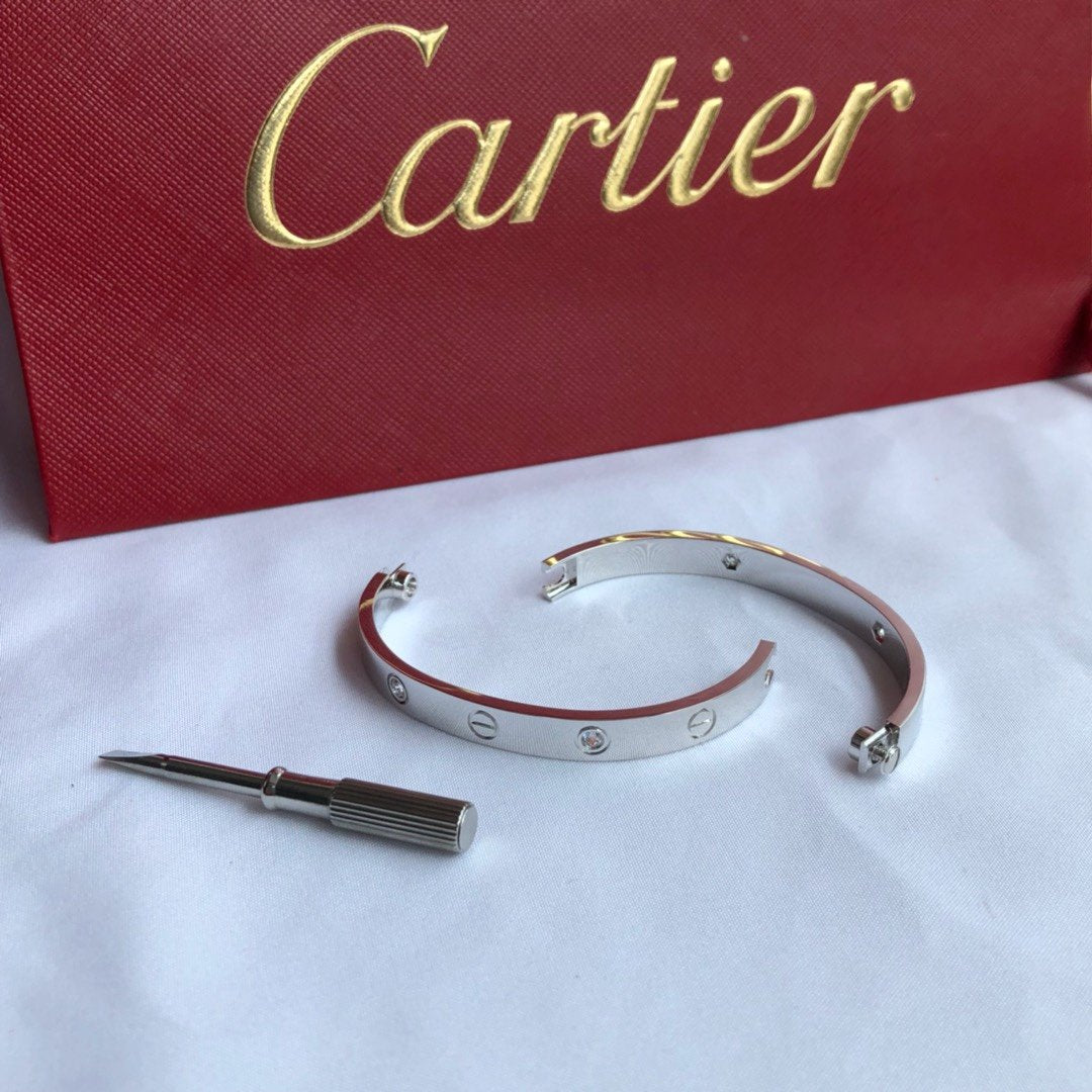 Classic 4-diamond Love Bracelet