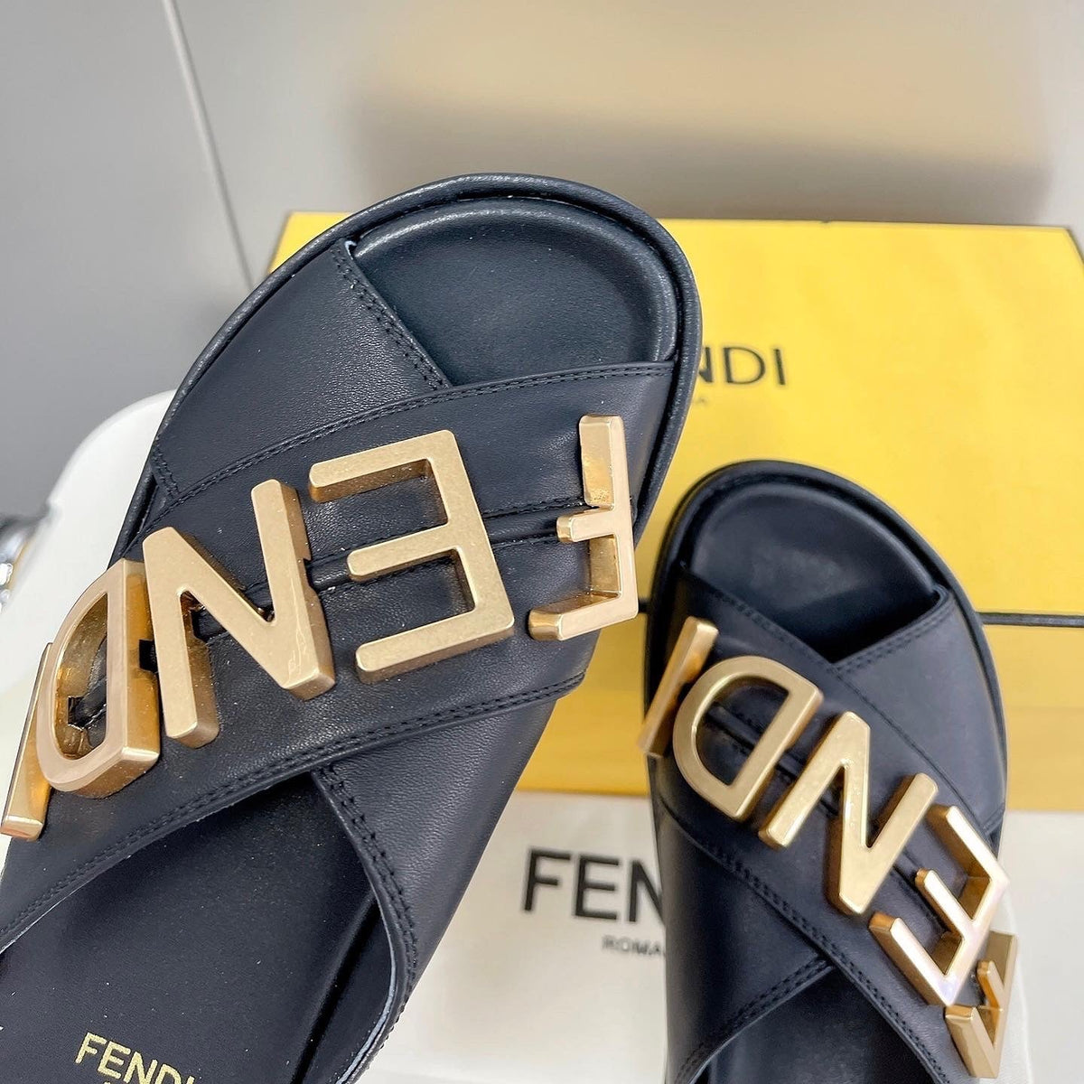 F e n d I slides