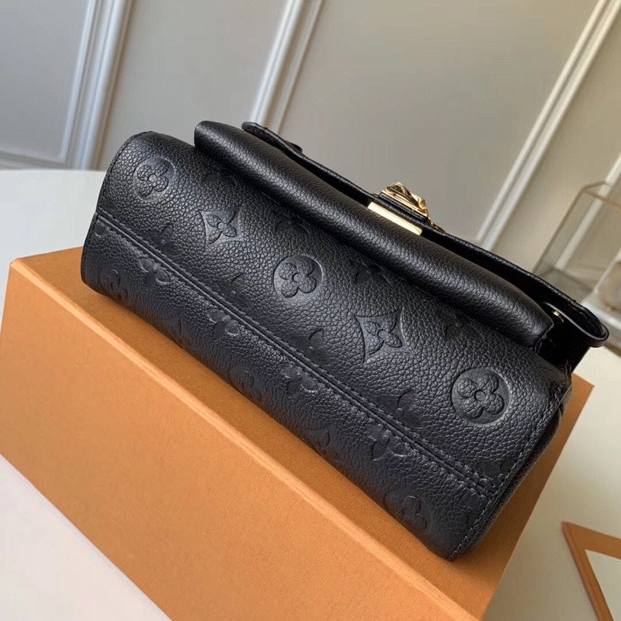 black handbag size 21-15-8cm