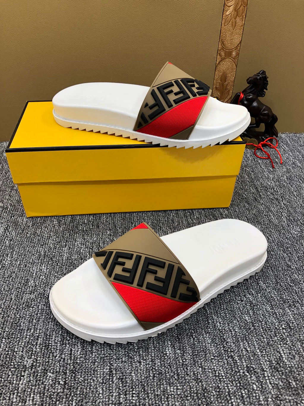 F e n d I slides